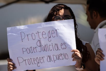 Una trabajadora del Poder Judicial, durante una protesta en Zacatecas, el pasado 13 de octubre.