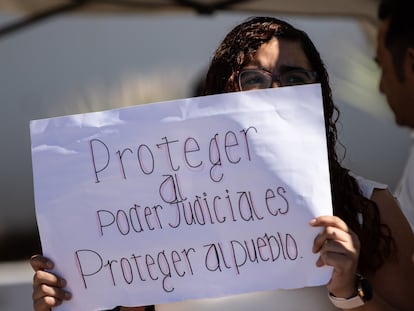 Una trabajadora del Poder Judicial, durante una protesta en Zacatecas, el pasado 13 de octubre.