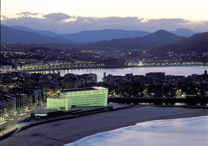 Vista de San Sebasti&aacute;n con el Kursaal iluminado junto a la playa.