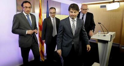 Oriol Pujol (en primer t&eacute;rmino) y Josep Rull (primero por la izquierda), el lunes en Barcelona.