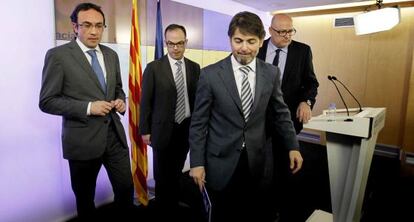 Oriol Pujol (en primer término) y Josep Rull (primero por la izquierda), el lunes en Barcelona.
