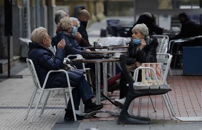 Dos personas ocupan la terraza de un bar, el domingo en San Sebastián (Gipuzkoa).