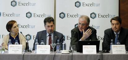 La directora de la Fitur, Ana Larrañaga; el presidente de Exceltur y Hotusa, Amancio López; el vicepresidente Ejecutivo de la patronal, José Luís Zoreda, y el director ejecutivo de la Organización Mundial del Turismo (OMT), Carlos Vogeler, durante la presentación hoy en Madrid del VIII Foro de Liderazgo Turístico