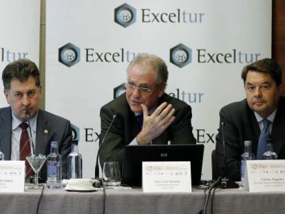 La directora de la Fitur, Ana Larra&ntilde;aga; el presidente de Exceltur y Hotusa, Amancio L&oacute;pez; el vicepresidente Ejecutivo de la patronal, Jos&eacute; Lu&iacute;s Zoreda, y el director ejecutivo de la Organizaci&oacute;n Mundial del Turismo (OMT), Carlos Vogeler, durante la presentaci&oacute;n hoy en Madrid del VIII Foro de Liderazgo Tur&iacute;stico