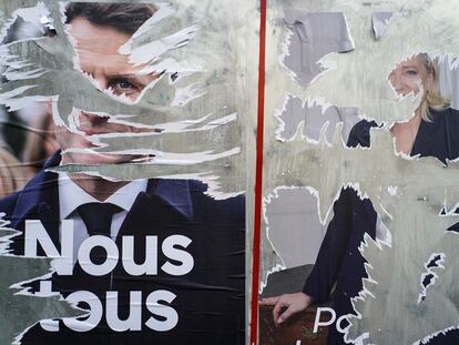 Carteles electorales rotos de Macron y Le Pen, en Lyon.