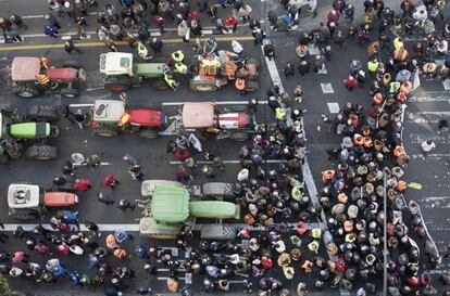 La tractorada y manifestación convocada por ASAJA, la Unió y UPA ha arrancado a las diez de la mañana en la plaza de San Agustín. No obstante, las entradas a la ciudad han sufrido las primeras retenciones desde bien temprano al empezar a entrar los primeros tractores en la ciudad.

