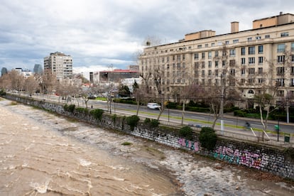 Calle Santa María, frente al río Mapocho, en Santiago.