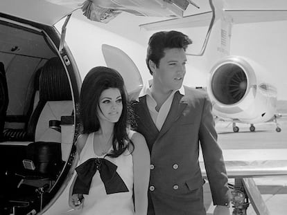 Priscilla y Elvis Presley, entrando en un avión tras su boda en Las Vegas en 1967.