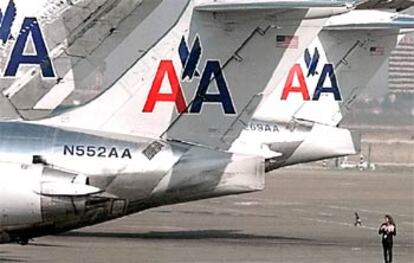 Aviones de la compañía aérea American Airlines en una pista del aeropuerto DFW en Grapevine, Tejas.