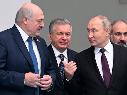 El presidente bielorruso, Alexandr Lukashenko (izquierda); el de Uzbekistan, Shavkat Mirziyoyev; y el ruso, Vladímir Putin, el sábado en la cumbre de Astaná (Kazajistán) .