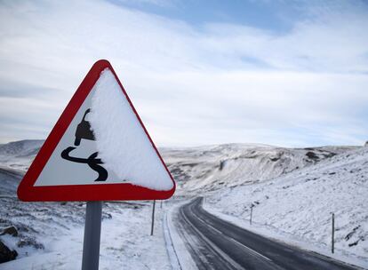 Una señal de tráfico cubierta parcialmente por la nieve en Perthshire, Escocia, el 21 de noviembre 2015.