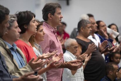 El candidato del PT, Fernando Haddad, en una misa este viernes.