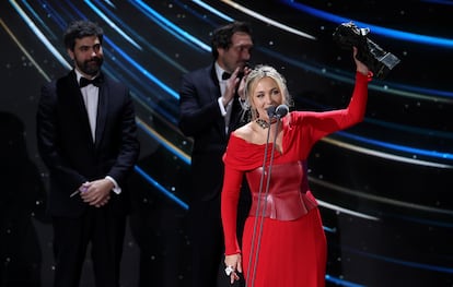 Rigoberta Bandini alza el galardón a la mejor canción original que se llevó por 'Yo solo quiero amor'.