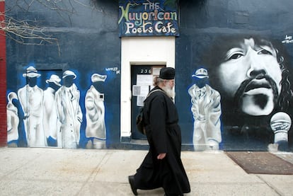 Un hombre camina frente a la fachada del Nuyorican Poets Cafe.