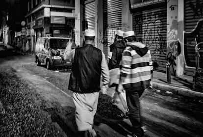 Una de las zonas de Atenas que más refugiados e inmigrantes alberga es la zona del mercado central, entre los céntricos barrios de Monastiraki y Omonia. Algunas de sus calles padecen abandono institucional y, por tanto, degradación.