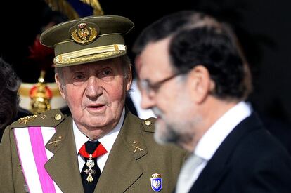 El rey Juan Carlos mira el presidente del Gobierno, Mariano Rajoy, durante la Pascua Militar.