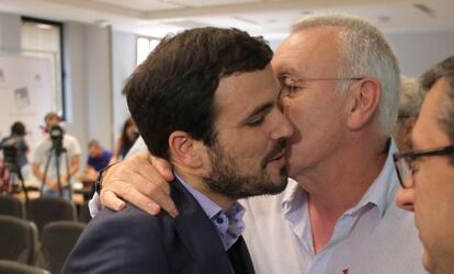 Saludo de Alberto Garz&oacute;n y Cayo Lara hoy en la reuni&oacute;n del partido