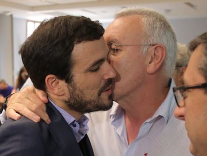 Saludo de Alberto Garz&oacute;n y Cayo Lara hoy en la reuni&oacute;n del partido