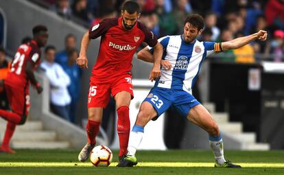 Granero disputa el balón con Gonalons.