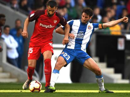 Granero disputa el balón con Gonalons.