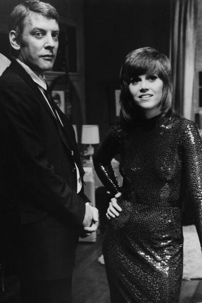 Klute (Alan J. Pakula, 1971) - 1 Oscar
	

	Ante el esperado discurso de Jane Fonda al recibir el Oscar, más de uno temió lo peor a la vista de las opiniones de la actriz sobre la política americana y la guerra de Vietnam. La estrella se contuvo y evitó darle la noche a los asistentes más conservadores. Para la memoria y el estilo queda su corte de pelo que sería copiado e imitado hasta la saciedad. Y un traje negro que dejaba su espalda al descubierto hasta los confines de esa cosa llamada trasero.