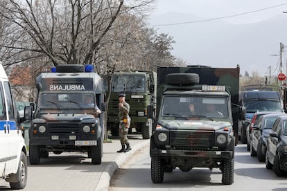 Ambulancias militares en las proximidades del establecimiento.