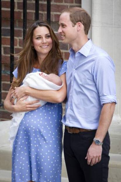 Guillermo de Inglaterra y Kate Middleton presentan a su primer hijo, el príncipe Jorge, en julio de 2013.