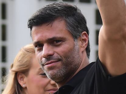 Leopoldo López afuera de la embajada de España en Caracas, en mayo de 2019.