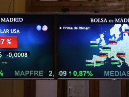 Panel informativo de la Bolsa de Madrid que muestra el valor de la prima de riesgo en los pa&iacute;ses de la zona euro durante la jornada del martes.