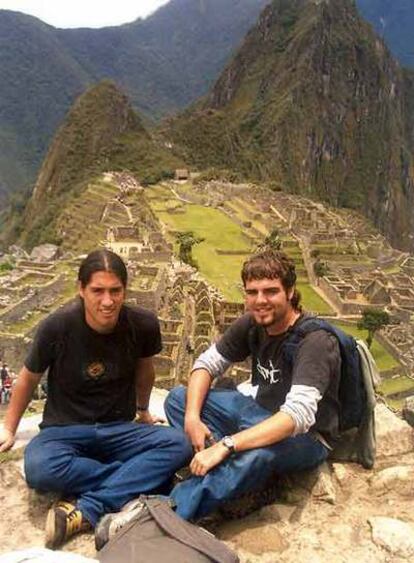 El autor de la carta y su amigo Álvaro (a la izquierda) en Machu Picchu, Perú.