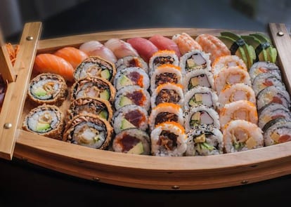 Sushi fantasioso con muchos ingredientes