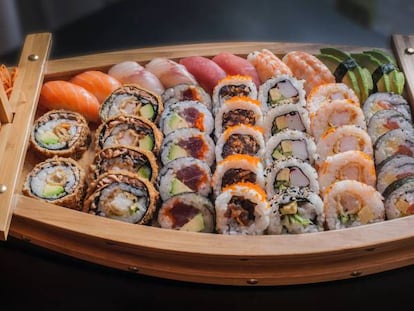 Sushi fantasioso con muchos ingredientes