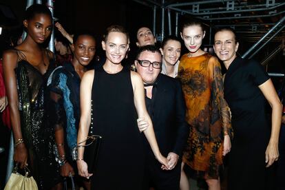 Para celebrar el 125º aniversario de Lanvin, Alber Elnaz (c) convocó a modelos de varias generaciones como Amber Valetta (3i), Violeta Sanchez o Audrey Marnay (3d). La colección también se basa en la variedad ya que pasa del todo a la nada.