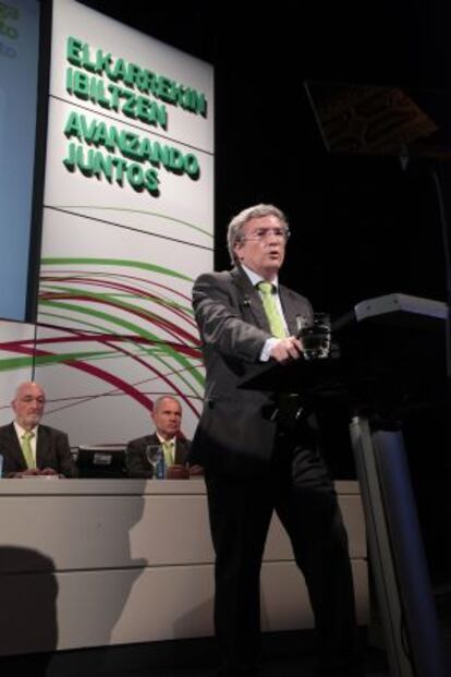 El presidente de Ipar Kutxa, Carlos Oses, en un momento de su intervención ante la Asamblea de la entidad