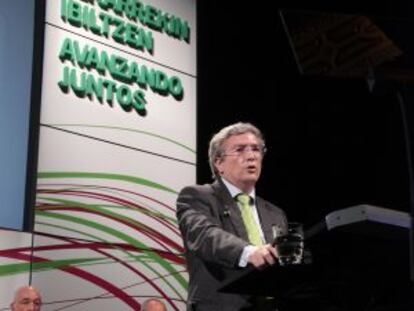 El presidente de Ipar Kutxa, Carlos Oses, en un momento de su intervención ante la Asamblea de la entidad