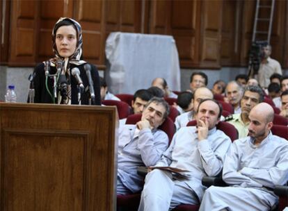 La profesora francesa Clotilde Reiss presta testimonio durante su juicio en el Tribunal Revolucionario, ayer en Teherán.