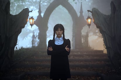 La actriz Jenna Ortega en su papel de Miércoles Addams en la serie homónima de Netflix.