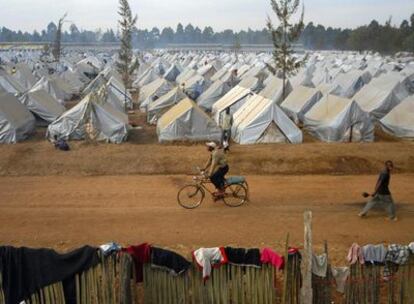 Centenares de tiendas de campaña se apilan en uno de los campos de refugiados de Eldoret.
