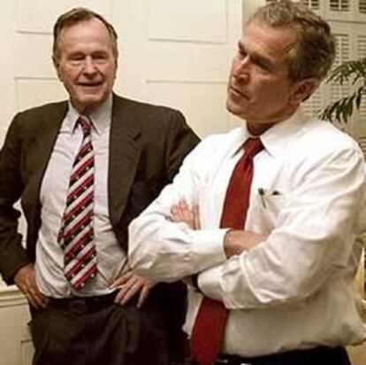 George W. Bush, junto a su padre y ex presidente de EE UU, en su rancho de Tejas.