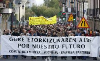 Manifestación de trabajadores de Michelín de Lasarte-Oria (Guipúzcoa) contra la pérdida de 530 puestos de trabajo que el plan de viabilidad de la empresa prevé para esta planta. EFE/Archivo