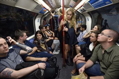 London Underground (LU) -gestora de la red de metro de la ciudad- estima que 200.000 usuarios utilizarán el metro nocturno cada fin de semana, una vez que se hayan abierto los cinco itinerarios. En la imagen, interior de un vagón.