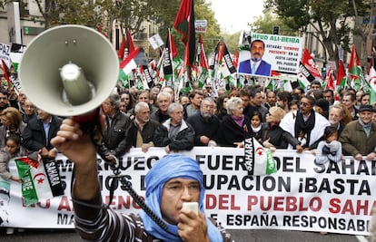 Cabecera de la manifestación de condena del asalto de las fuerzas de seguridad marroquíes al campamento saharaui de Gdaim Izik, en El Aaiún, a la que asistieron, Cayo Lara, IU; Ignacio Fernández Toxo, CC OO; Antonio Gutiérrez, PSOE; Cándido Méndez, UGT; Pilar Bardem, Javier Bardem, Carlos Bardem, Rosa María Sardá, Eduardo Noriega y Fernando Colomo, entre otros.