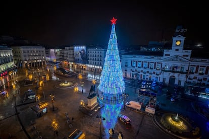 Vista general de la puerta del Sol de Madrid, insólitamente desierta, antes de la celebración del Año Nuevo.