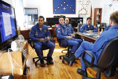 Briefing donde el equipo acrobático analiza su trabajo. La Patrulla Águila se compone de siete aviones CASA C-101, el mismo tipo que se utiliza para instruir a los alumnos de la Academia General del Aire del Ejército.