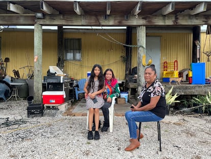 Desde la derecha, Antonia Catalán, su hija Gabriela Ibarra y su nieta Kathy Camacho, en su casa y vivero en Redland (Florida), el 21 de julio de 2023.