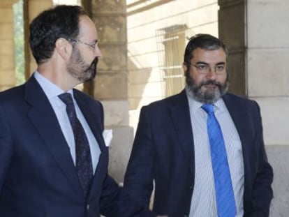 Antonio Diz-Lois (derecha), a su entrada hoy a los juzgados de Sevilla.
