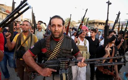 Combatientes chiíes empuñan sus armas en Ciudad Sáder, Bagdad.