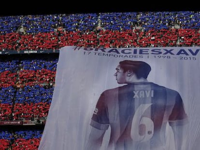 Una bandera en el Camp Nou para despedir a Xavi Hern&aacute;ndez.