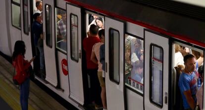 Un vag&oacute;n lleno este lunes en la estaci&oacute;n de Espanya.