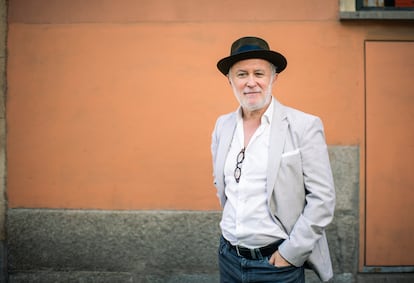 El actor Luis Bermejo, en la plaza de Ópera de Madrid.